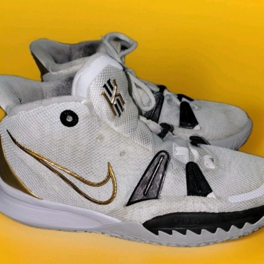 Nike Kids White and Gold Shoes Size 6Y